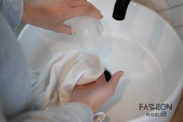 Cách tẩy vết son trên áo trắng bằng nước giặt hiệu quả