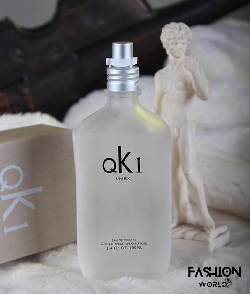Chai nước hoa unisex QK1 Eau De Toilette gây ấn tượng bởi mùi hương quyến rũ, kết hợp sự mạnh mẽ của đàn ông và sự nhẹ nhàng của phụ nữ.
