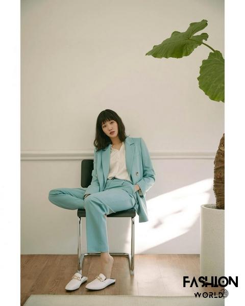 Kim Go Eun cũng trông phong cách và dễ nhìn với bộ vest xanh kết hợp với áo sơ mi trắng và giày trắng