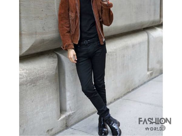 Để tăng thêm sự nam tính và phong cách cho trang phục, bạn có thể kết hợp áo khoác da nam với một đôi boots