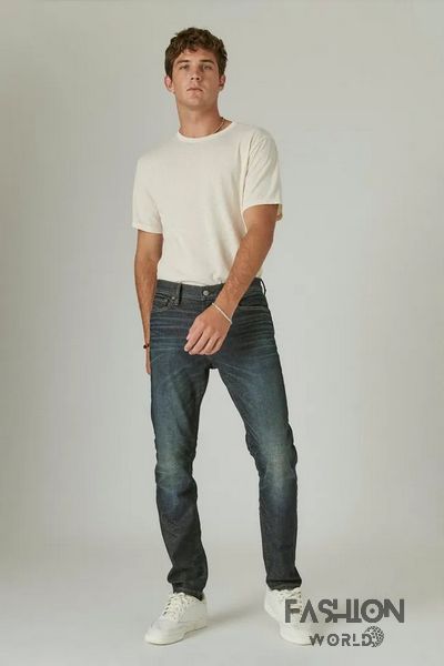 Kết hợp quần jean nam phom ôm, đứng basic với áo thun là một cách phối đồ đơn giản nhưng vẫn tạo nên vẻ trẻ trung và chỉn chu