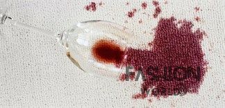 Với tẩy vết rượu vang đỏ trên áo trắng, cần xử lý ngay lập tức, đặc biệt là khi nó vẫn còn ướt.