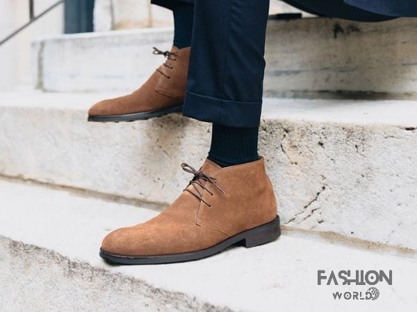 Chukka boots thuộc nhóm giày có cổ cao đến mắt cá chân. Chúng có thiết kế đẹp với chất liệu da lộn mang lại cảm giác mềm mại