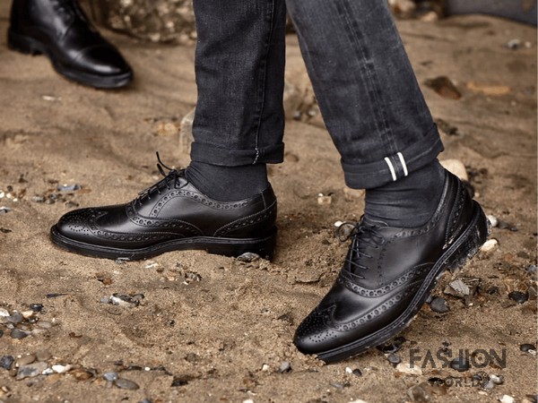 Giày Brogues là một loại giày da nam có tên gọi bắt nguồn từ những họa tiết đục lỗ trên các loại giày tây nam