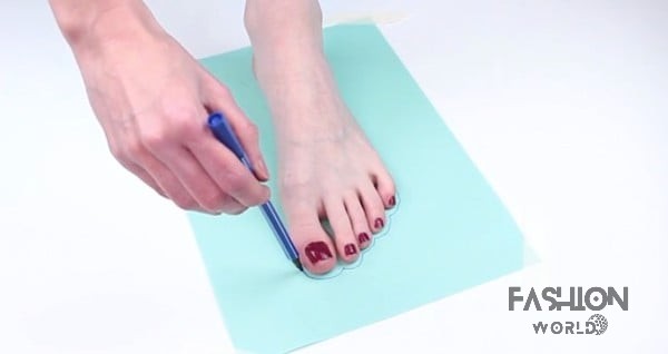 Khi đã có được kích thước vẽ của bàn chân bạn tiến hành sử dụng thước để đo chiều dài và chiều rộng của bàn chân