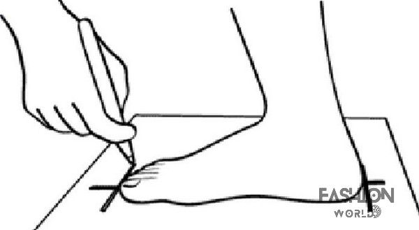 Đánh dấu 4 điểm bao gồm 2 điểm đầu ngón chân và 2 điểm cuối của gót chân bằng bút