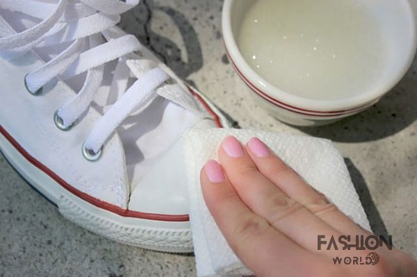 Sử dụng giấm và baking soda để làm sạch giày trắng bị ố vàng