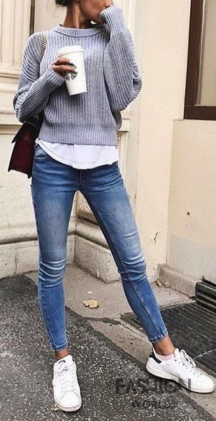 Cách phối đồ với giày Adidas nữ trẻ trung là kết hợp áo len cổ lọ croptop với quần jeans rách gối