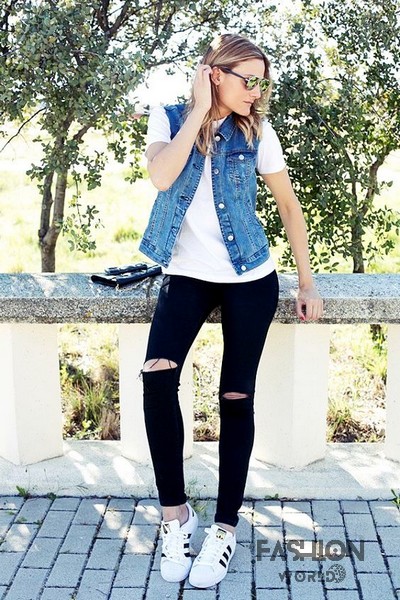 Cách phối đồ với giày Adidas nữ độc đáo là kết hợp áo khoác jeans dáng gile, giúp tạo nên vẻ trẻ trung