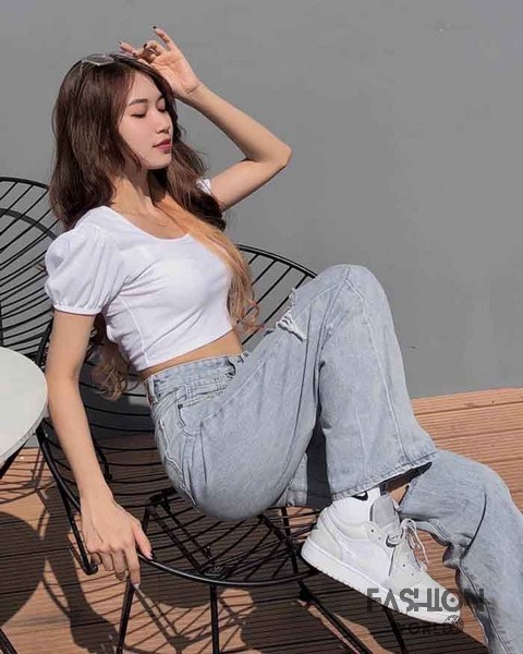 Phối đồ với giày Jordan nữ cổ cao và quần jeans