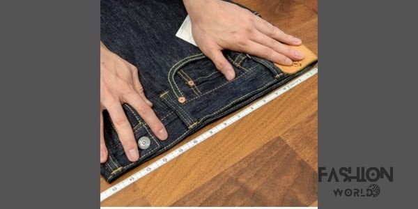 Đo chiều dài lưng quần: Đặt quần trên mặt phẳng, đo từ phần trên đến phần dưới cạp quần.