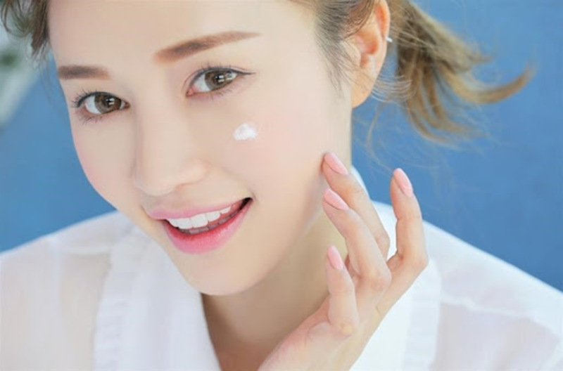 Sử dụng kem chống nắng vào ban ngày
